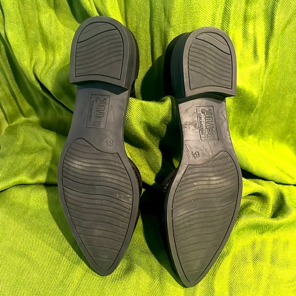 New Stylish Flats - Picture 3 of 3